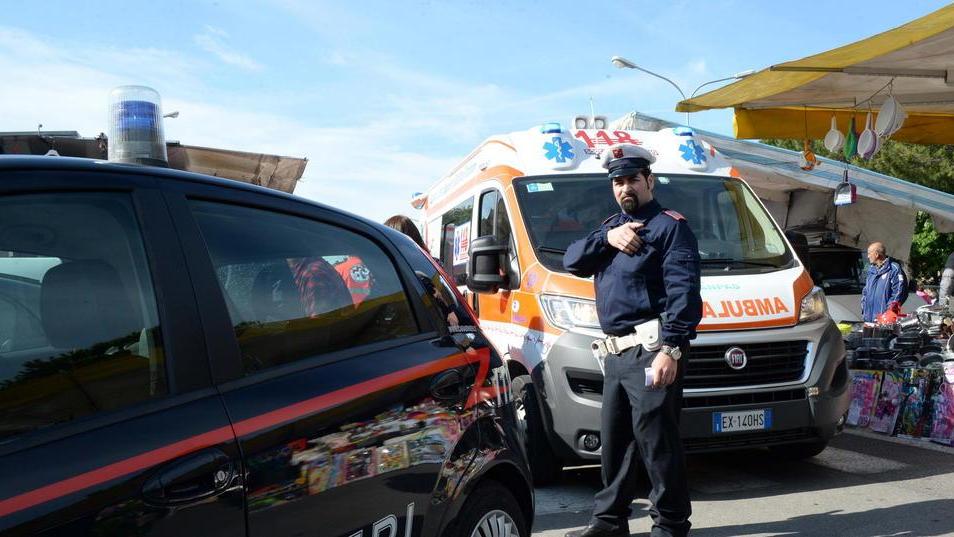Lite al mercato con bastone Quattro feriti, tre nei guai
