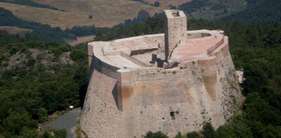 Dirsi “yes” e toccare il cielo in cima alla Rocca Sillana 