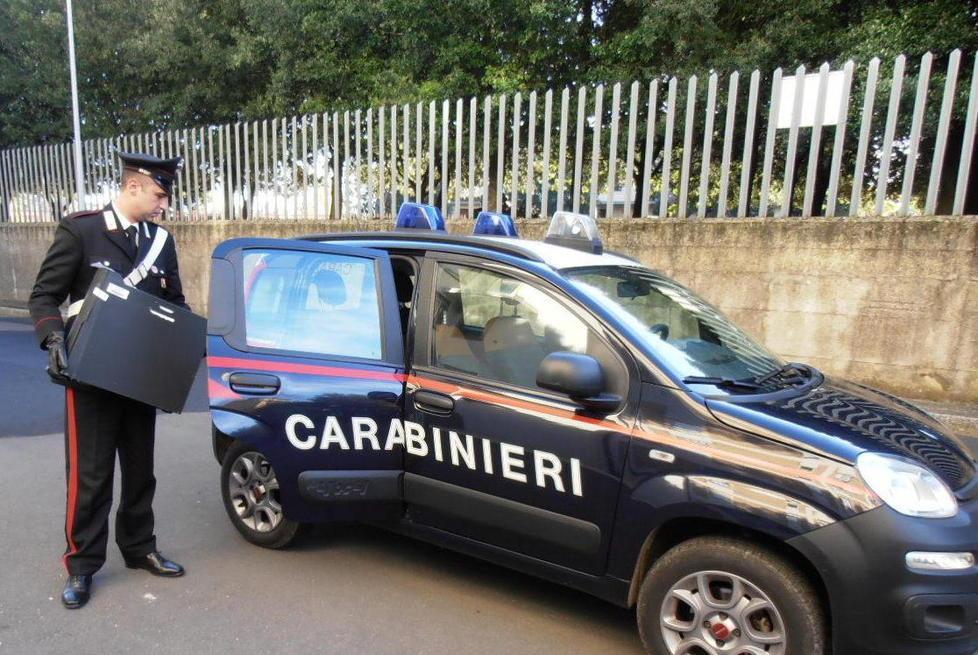 Si fingono carabinieri e truffano gli anziani