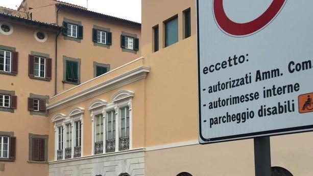 Il sindaco multato sull’auto della compagna e la prefettura annulla