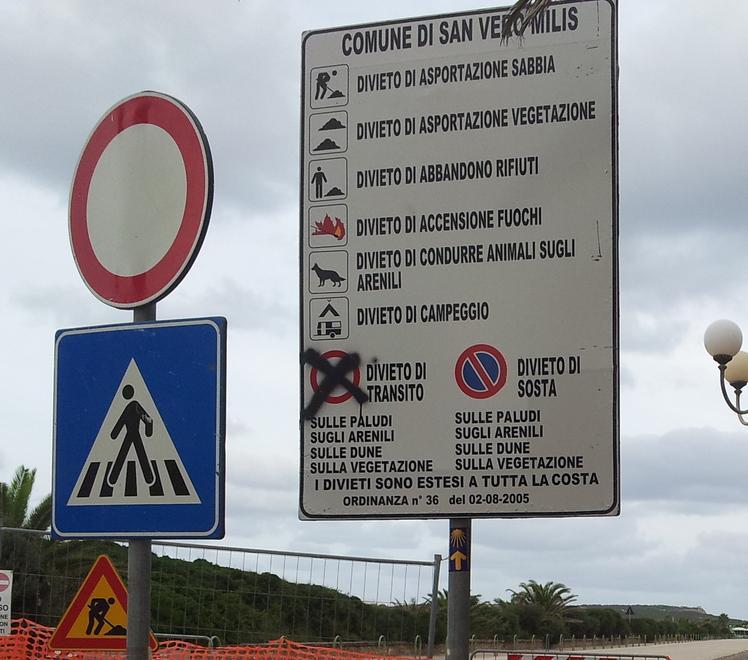 Ladri di cartelli in azione nel lungomare vietato 