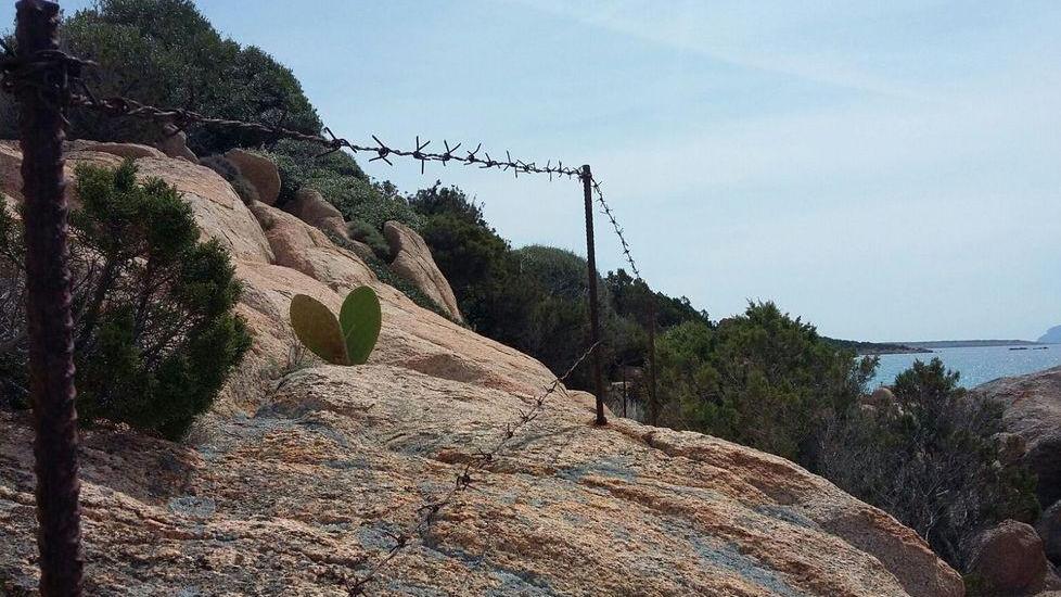 La Celvia, filo spinato sulle rocce