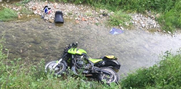 Sbanda in moto a Solignano e finisce nel canale: ferito 