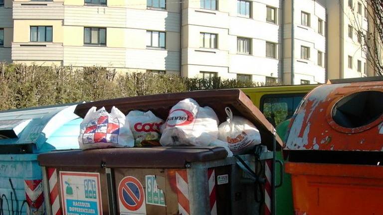 Rifiuti, Hera sotto accusa «Ci ha soffiato un milione»