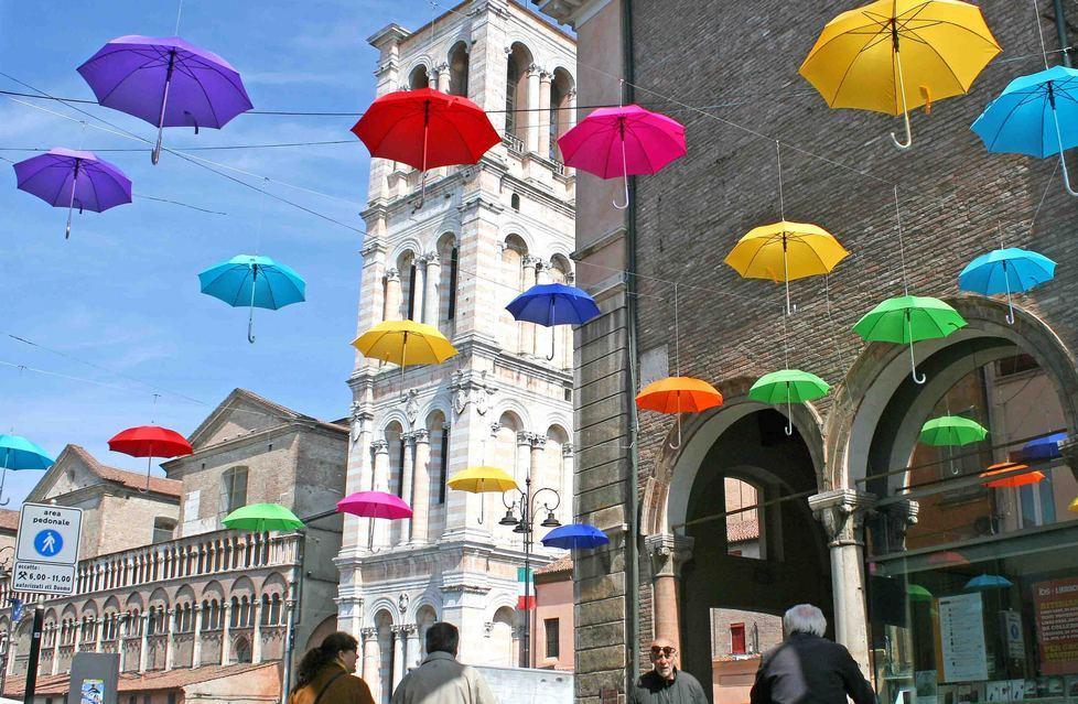 Ombrelli in strada