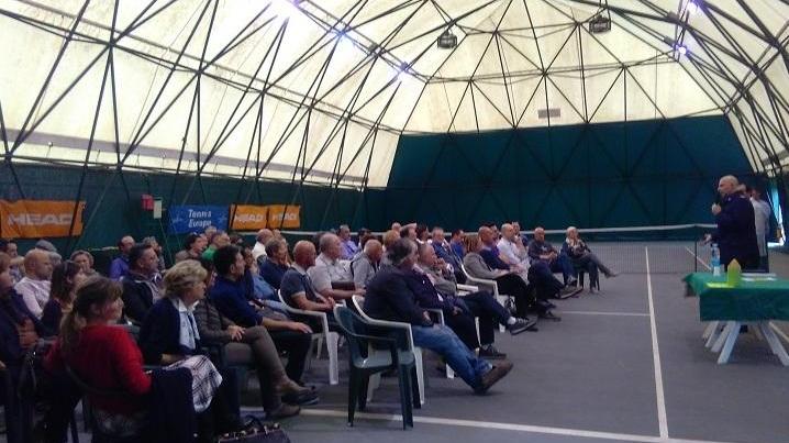 Sul campo da tennis per... fare sicurezza