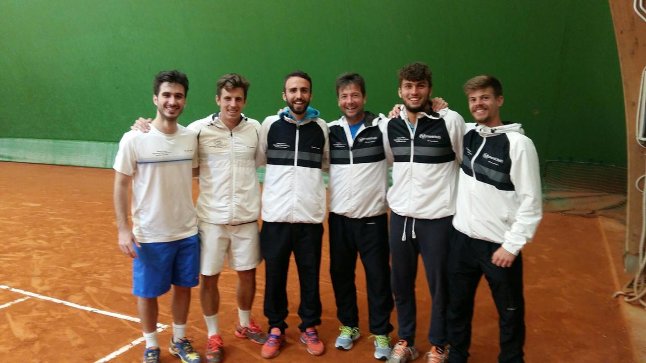 Foto di rito per la formazione termale, vittoriosa 6-0 a Milano