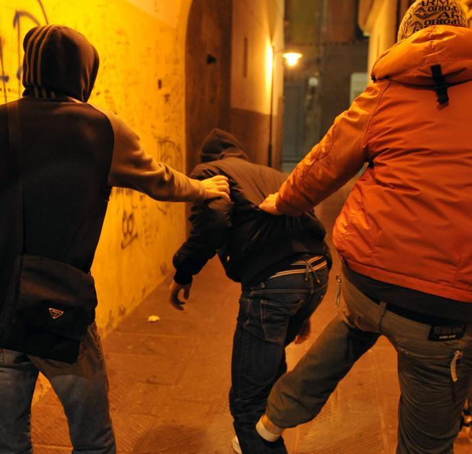 Viareggio, smascherato il gruppo di studenti che rapinò due ragazzi in spiaggia 