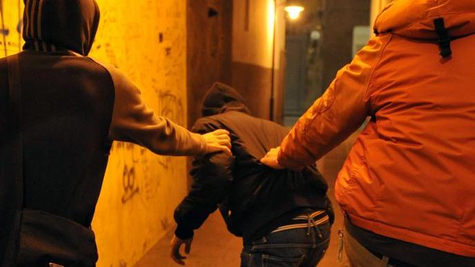 Viareggio, smascherato il gruppo di studenti che rapinò due ragazzi in spiaggia