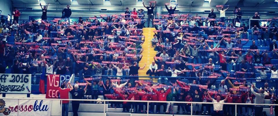 La bellissima sciarpata dei tifosi del Basket Cecina (dalla pagina Facebook della società)