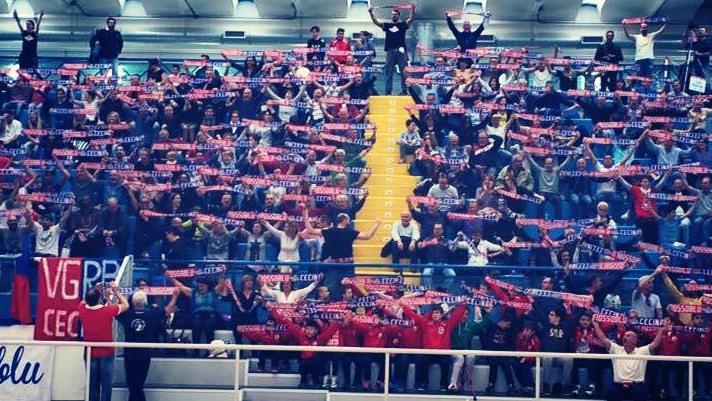 La bellissima sciarpata dei tifosi del Basket Cecina (dalla pagina Facebook della società)