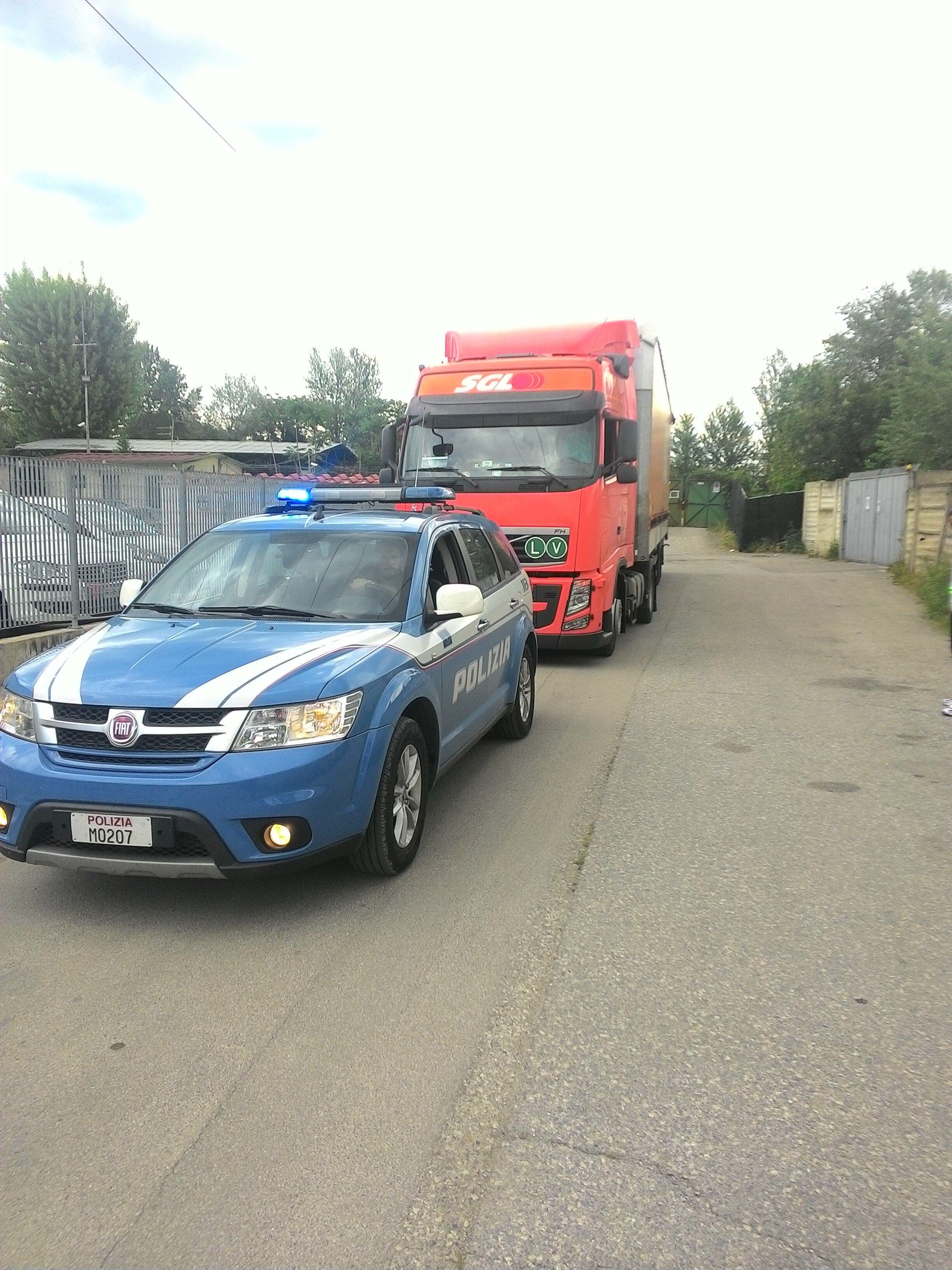 Gli uomini della polizia stradale durante i controlli in vista del Primo maggio