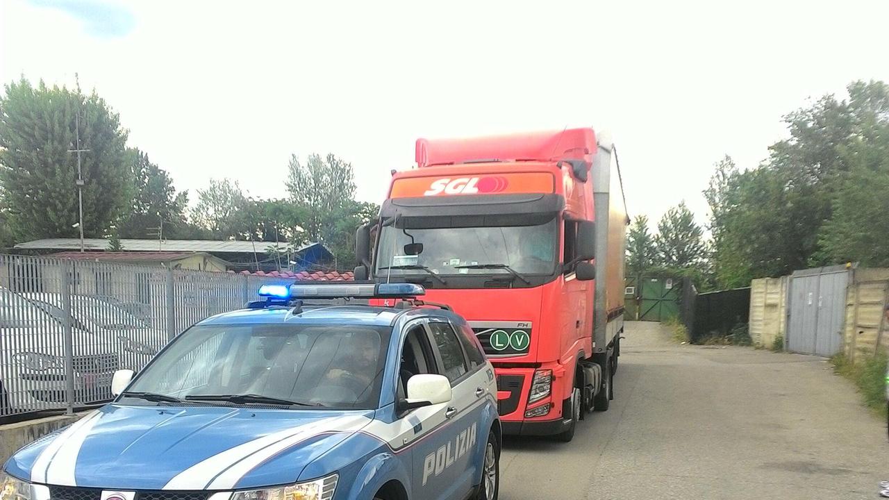 Gli uomini della polizia stradale durante i controlli in vista del Primo maggio