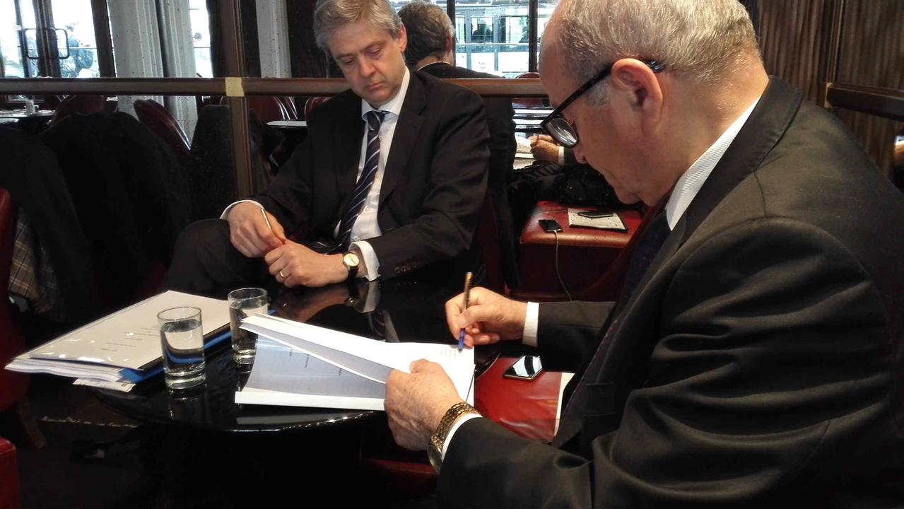 Issad Rebrab firma il contratto di acquisto con Alberto Bregante, di Sms Group