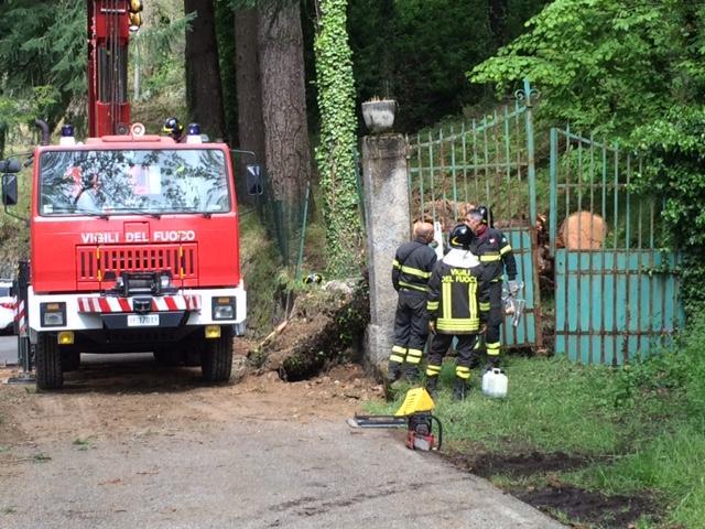 L'intervento del vigili del fuoco in via Castel di Cireglio