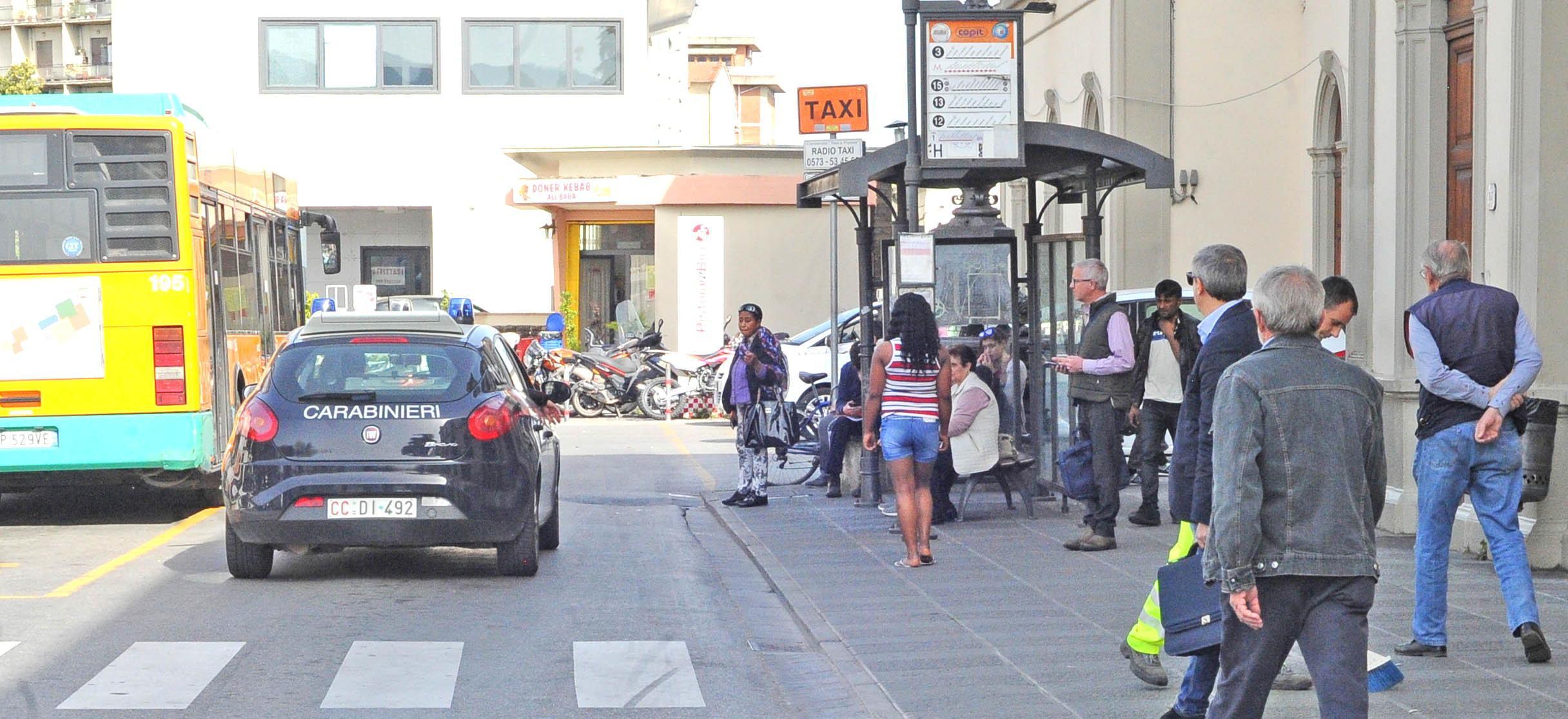 Controlli dei carabinieri alla stazione di Pistoia (foto Gori)