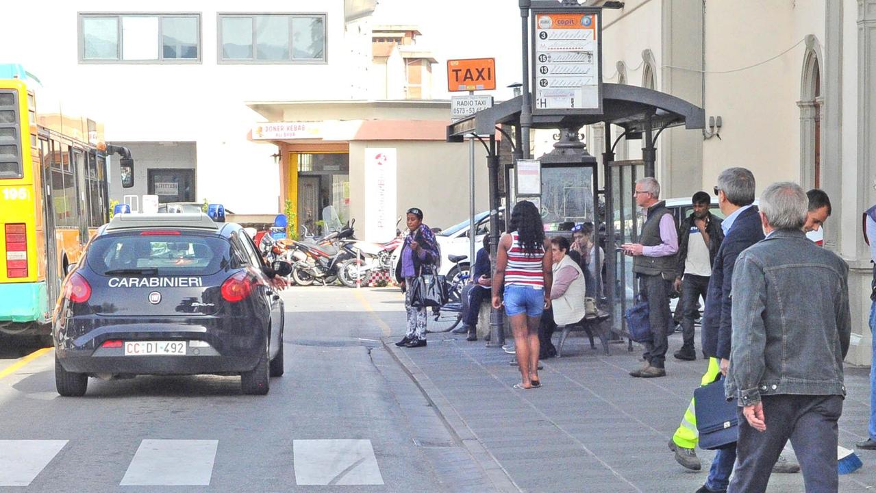 Controlli dei carabinieri alla stazione di Pistoia (foto Gori)