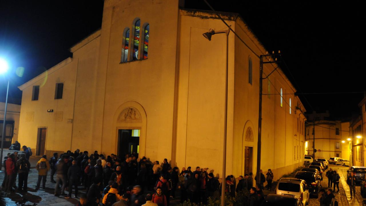 La partenza dei pellegrini dalla chiesa del Rosario sotto la pioggia