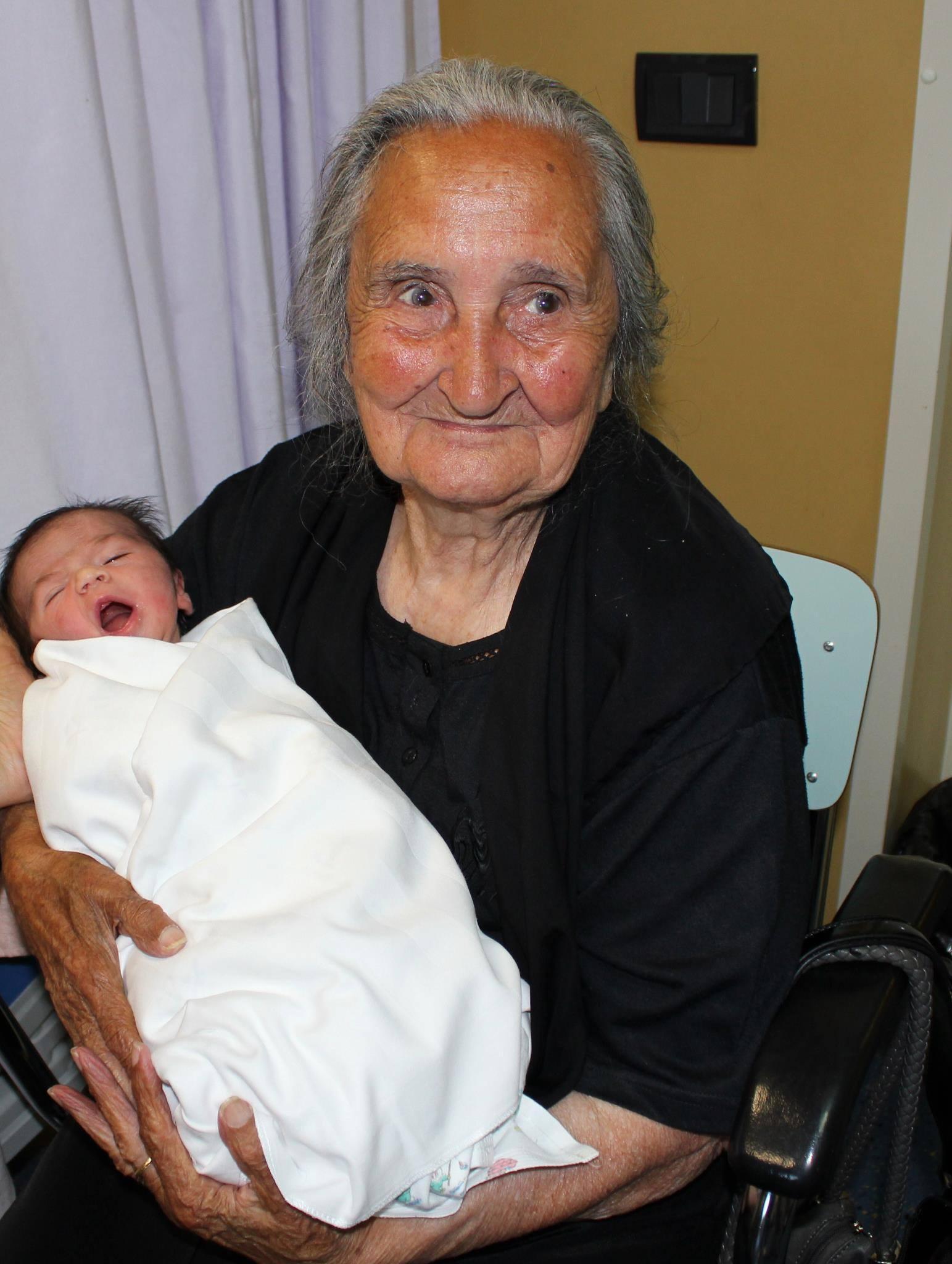 Caterina Uras con uno dei trisnipotini
