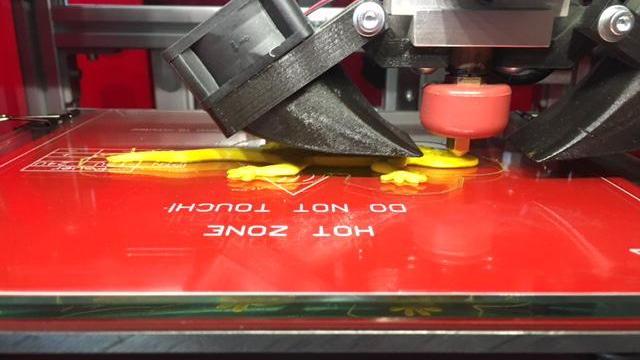 Una stampante 3D in azione