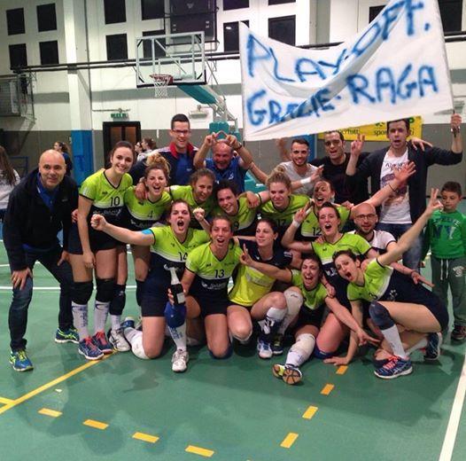 Le ragazze del Blu Volley Quarrata festeggiano l'accedsso ai playoff di serie B2