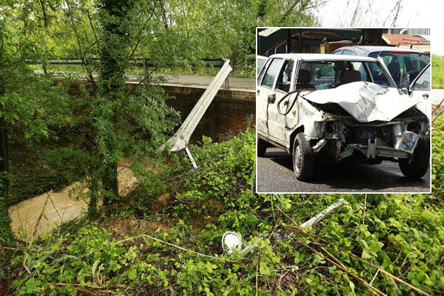 Il punto dell'incidente e l'auto in cui l'uomo ha perso la vita (foto Agenzia Sestini)