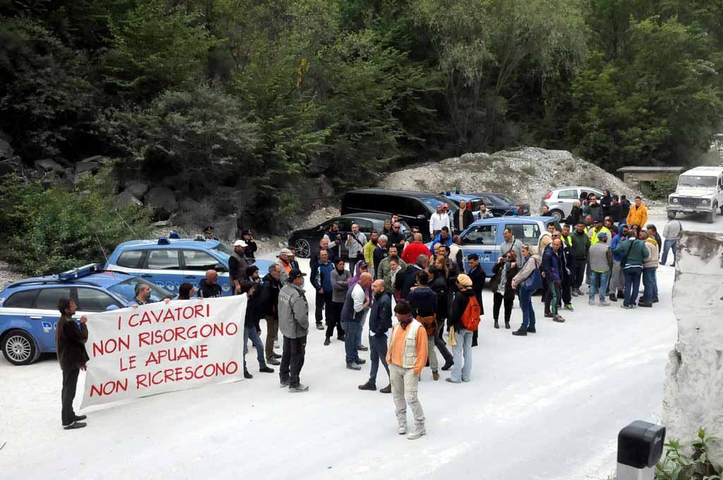 Lo striscione di protesta