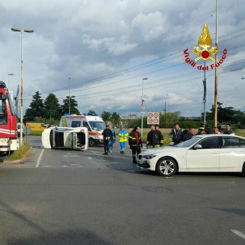 La Fiat 500 ribaltata dopo lo scontro all'incrocio in via Basilicata