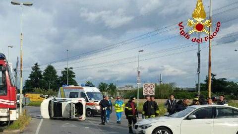 La Fiat 500 ribaltata dopo lo scontro all'incrocio in via Basilicata