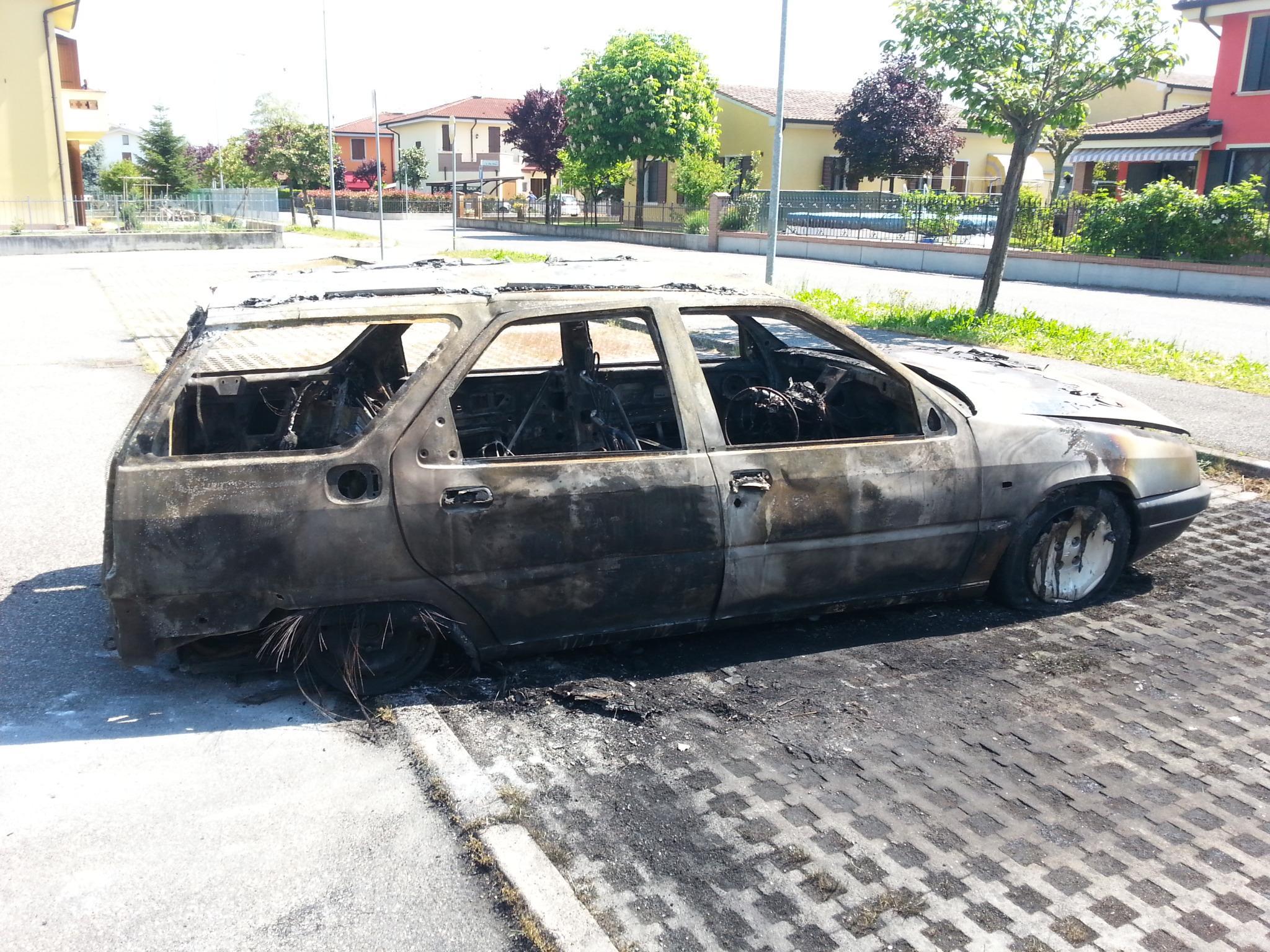 Auto incendiata, la proprietaria: "E' stato il mio ex, per vendicarsi" 