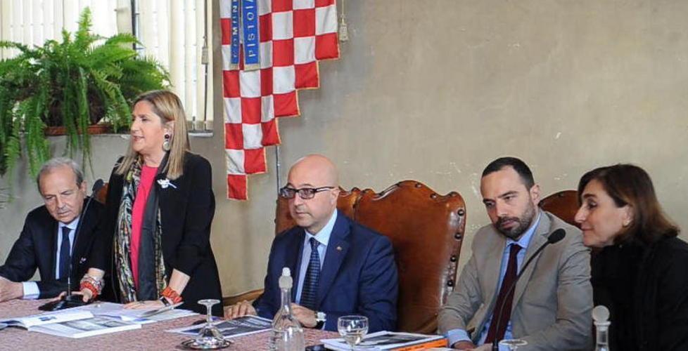 Il sottosegretario Antimo Cesaro fra il sindaco Samuele Bertinelli e l'onorevole Monica Baldi (Foto Gori)