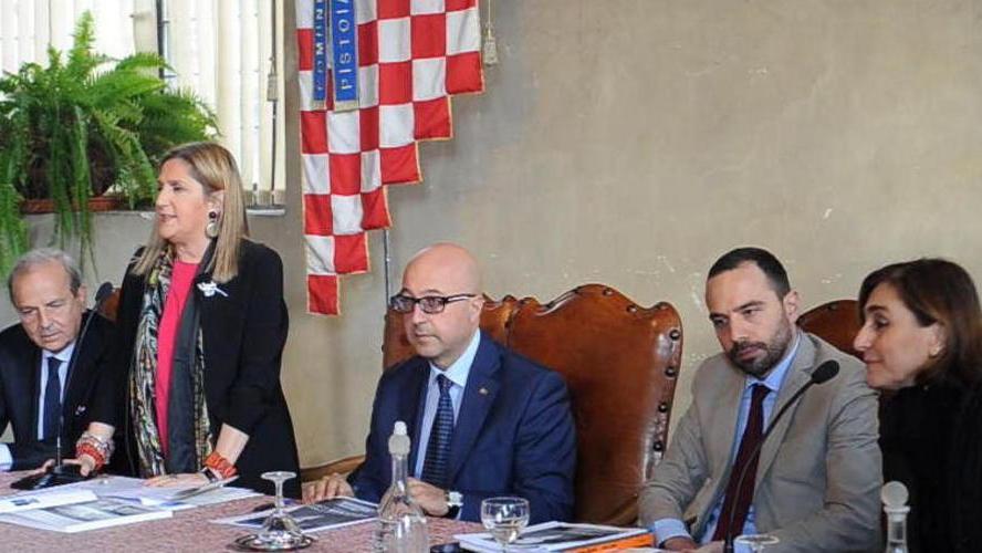 Il sottosegretario Antimo Cesaro fra il sindaco Samuele Bertinelli e l'onorevole Monica Baldi (Foto Gori)