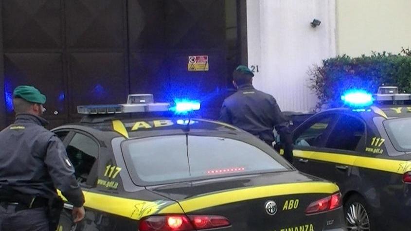 Spintona e ferisce un finanziere: arrestato
