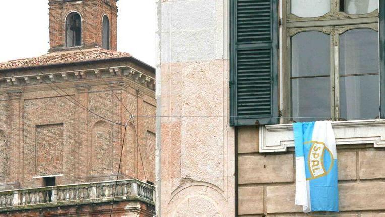 Anche il vescovo alza la bandiera spallina