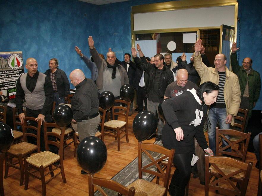 Saluto romano a Pietrasanta, a processo il 28 novembre 