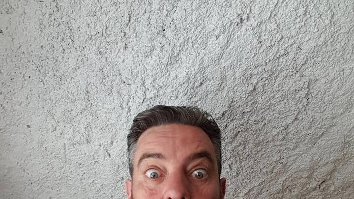 Fabrizio di Rosignano mostra la sua busta arancione: andrà in pensione nel 2034