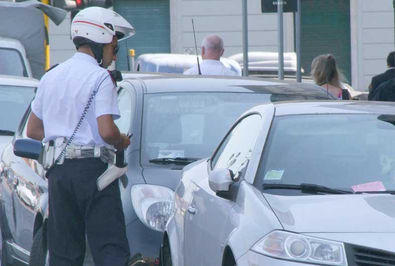 Multe ad auto in sosta vietata