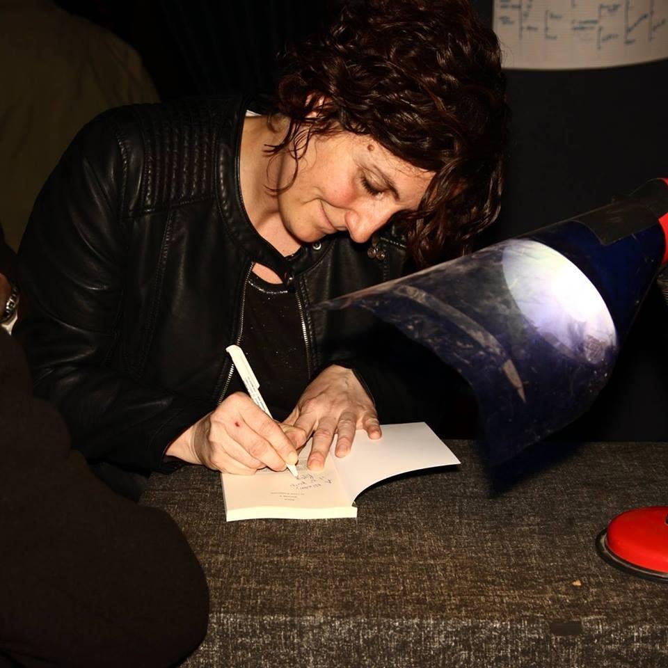 Yuri Leoncini firma le copie del libro al Lux