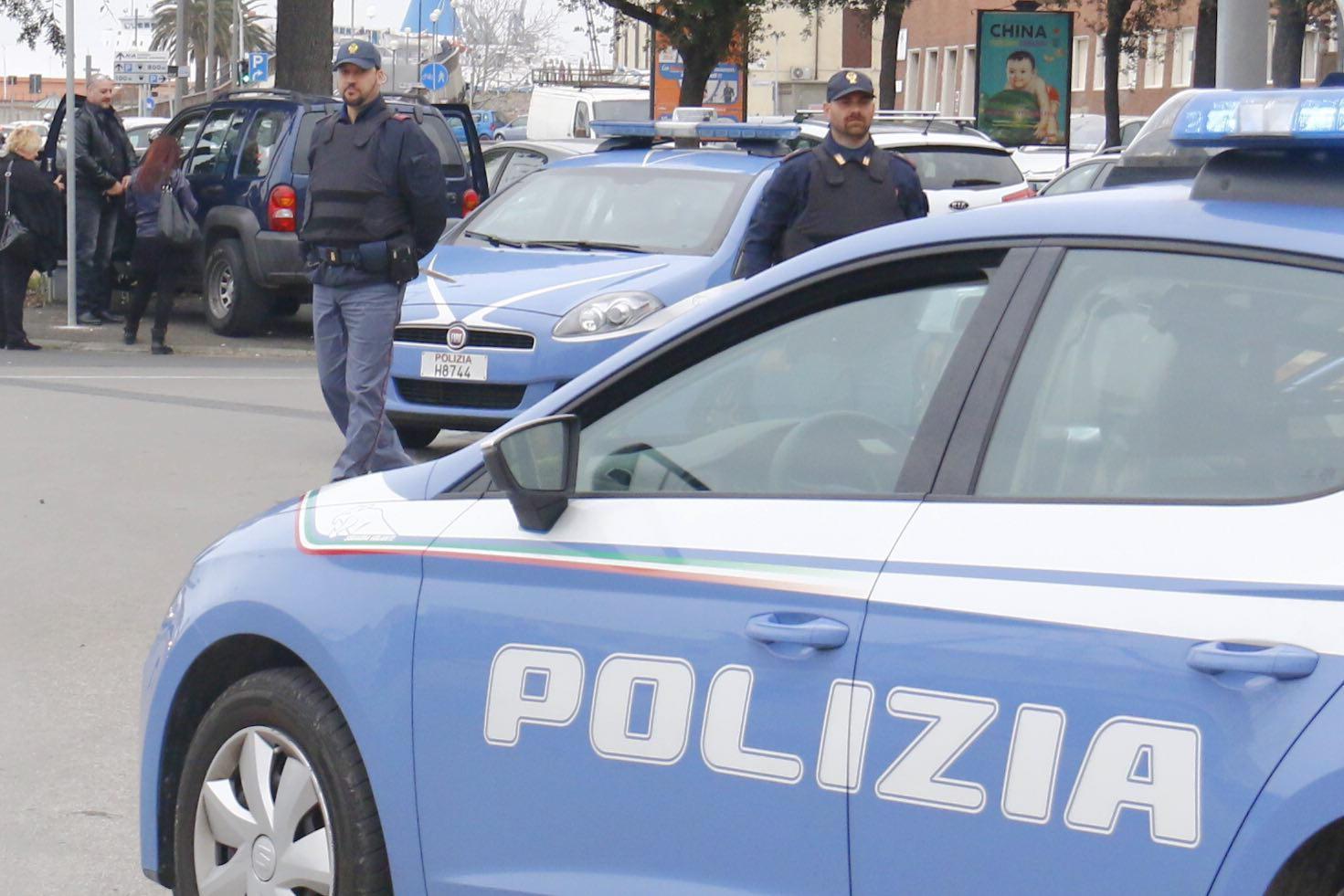 Cattivi odori nell’atrio. Arriva la polizia: è colpa del concime 