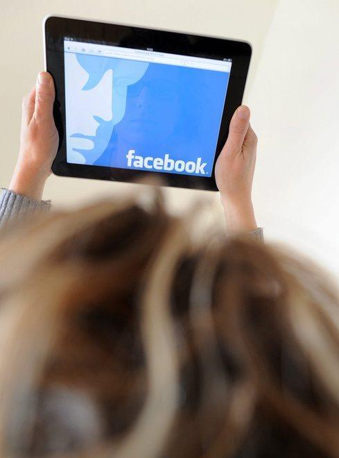 Offese su Facebook al datore di lavoro: assolta in appello dalla diffamazione a mezzo stampa 