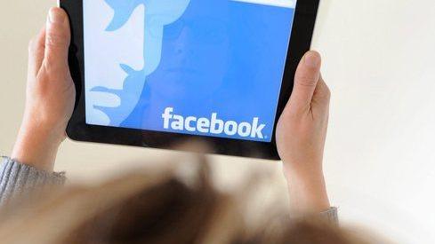 Offese su Facebook al datore di lavoro: assolta in appello dalla diffamazione a mezzo stampa