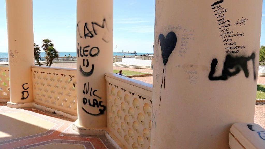 Vandali alla Terrazza Mascagni: Gazebo sfregiato dalle scritte
