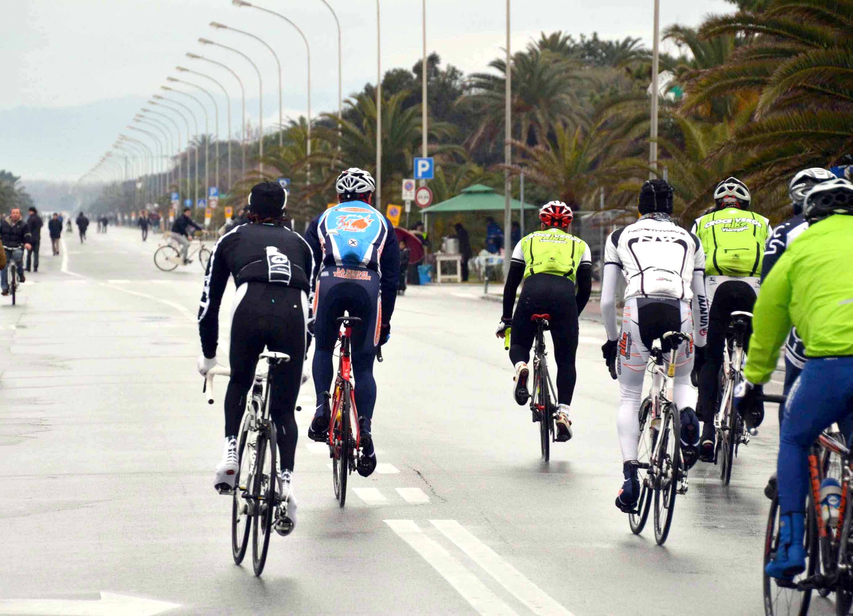 Un gruppo di cicloamatori che pedala in gruppo sul lungomare Versiliese (foto Ciurca/Paglianti)