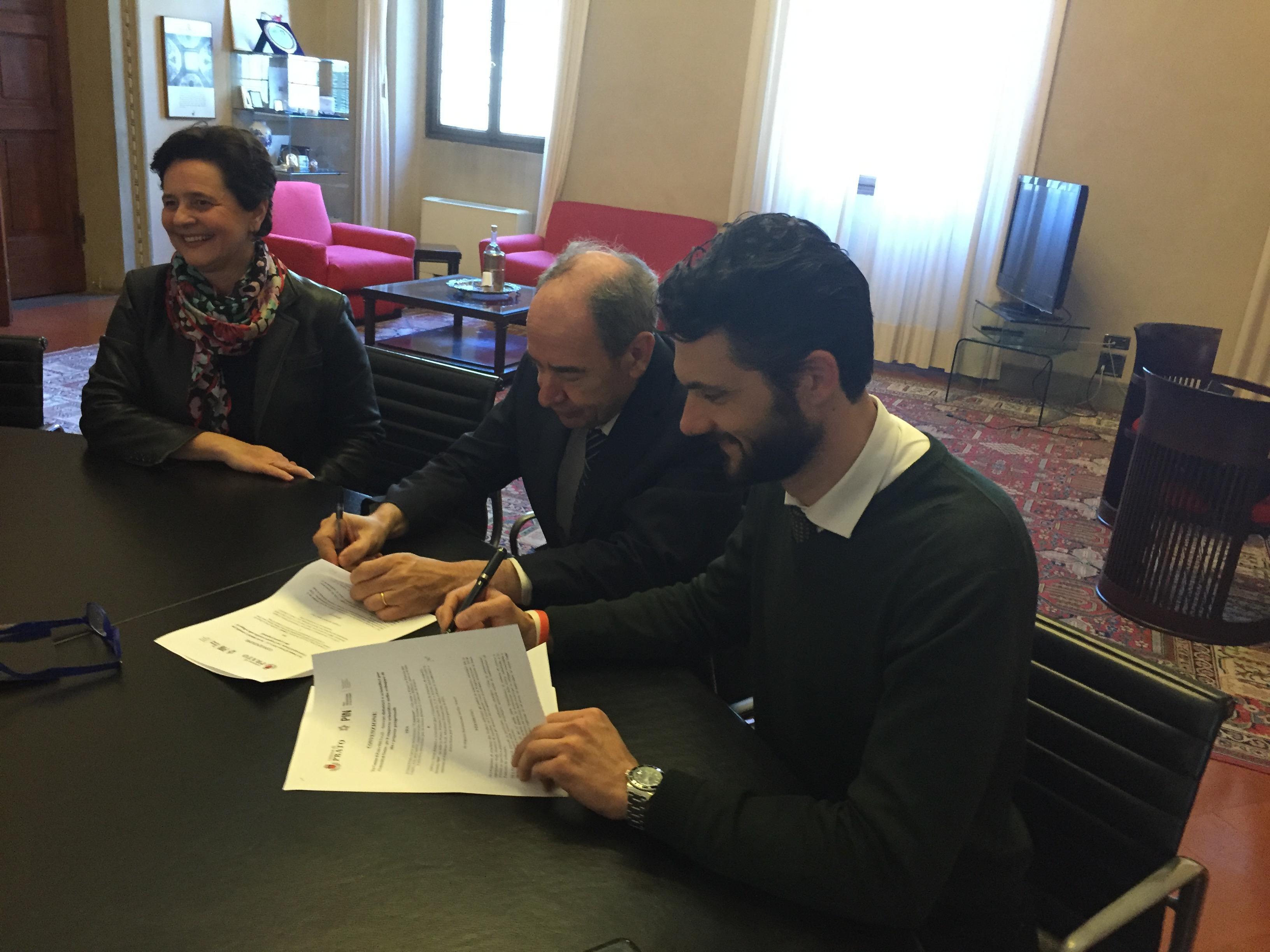 Il momento della firma nello studio del sindaco Matteo Biffoni