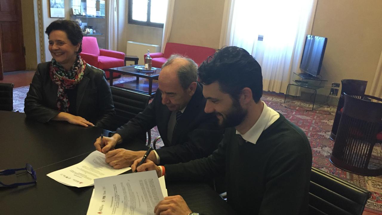 Il momento della firma nello studio del sindaco Matteo Biffoni
