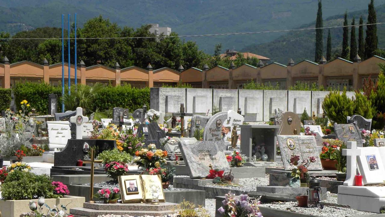 Si vendevano le lapidi e gli arredi dei cimiteri di Pistoia