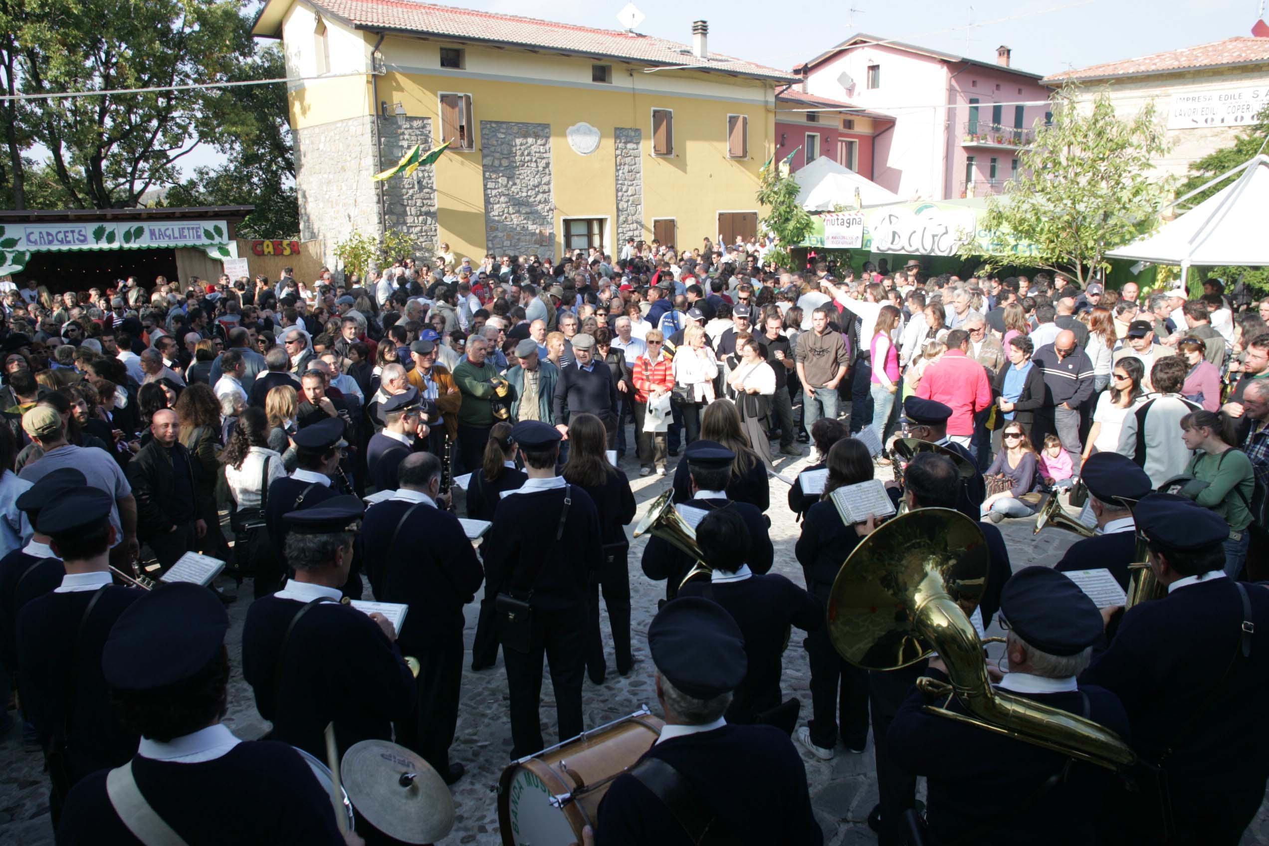 Colpì con un pugno un 17enne per difendere il figlio