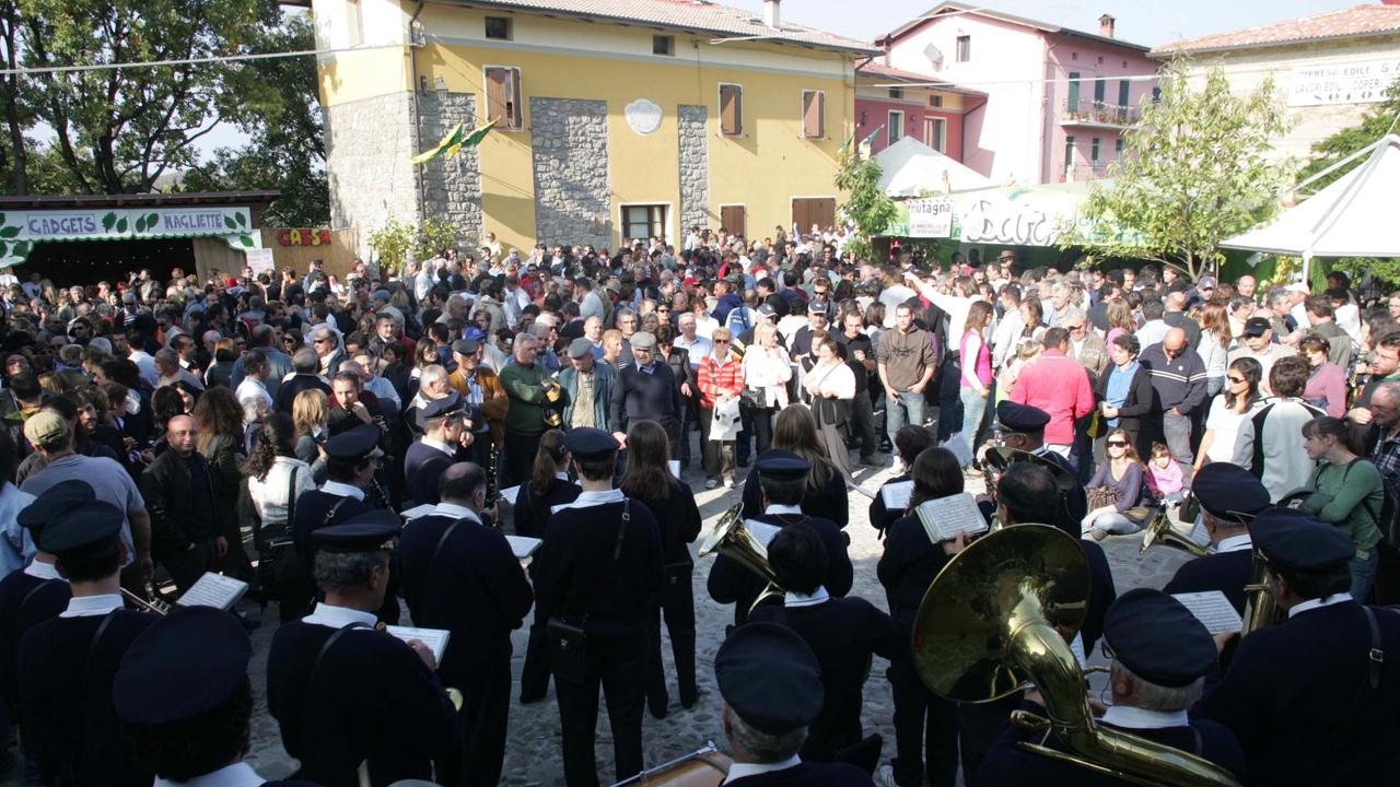 Colpì con un pugno un 17enne per difendere il figlio