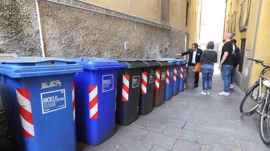 «Locali troppo piccoli per ospitare i bidoncini dei rifiuti»