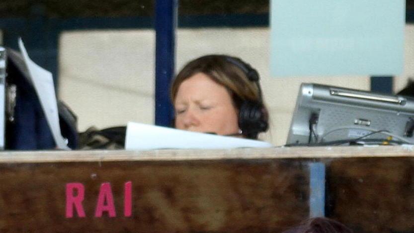 Alla radio è tornata una voce femminile